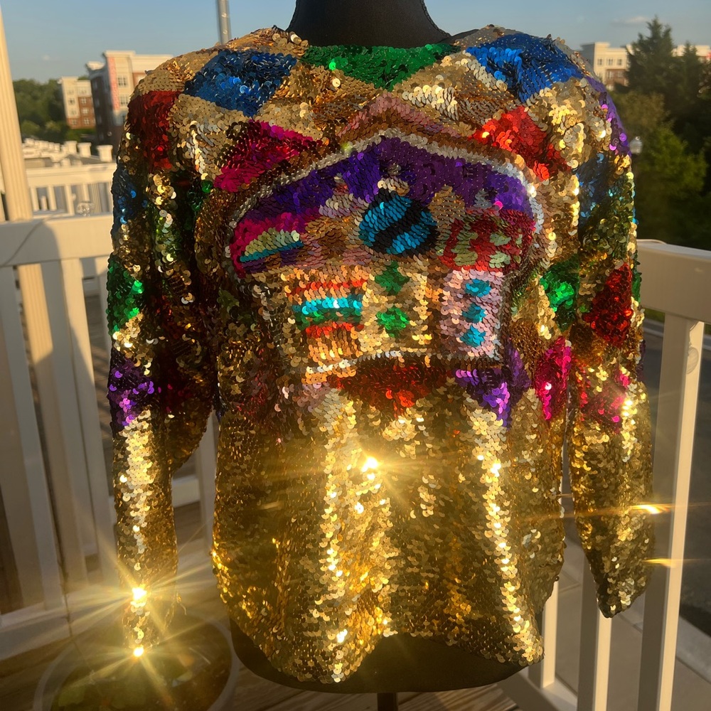 Please stop & swipe through these photos! 😍 This sequin top is a show stopper!